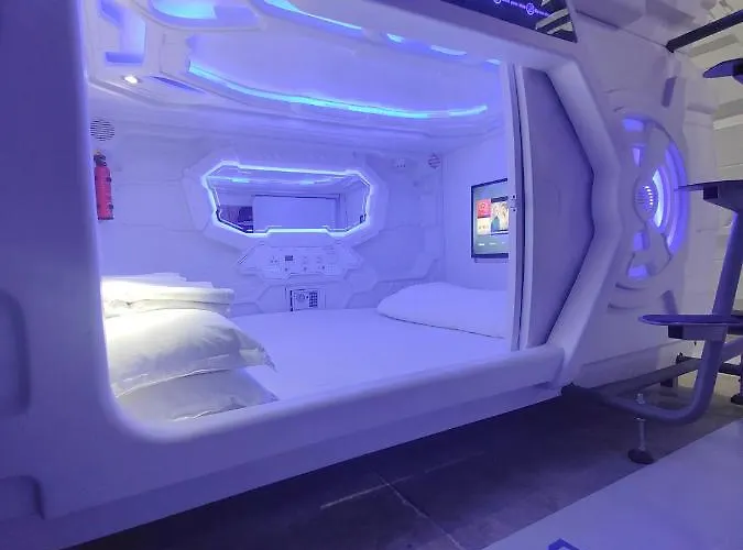 Hostel Met A Space Pod @phrom Phong *
