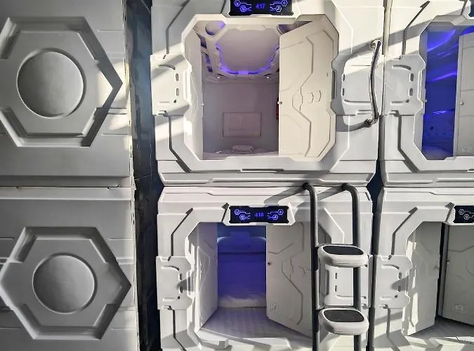 Hostel Met A Space Pod @phrom Phong Bangkok