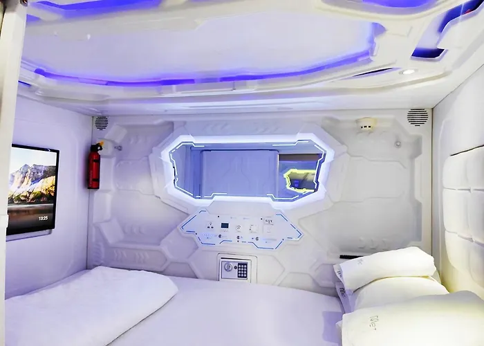 Hostel Met A Space Pod @phrom Phong Bangkok