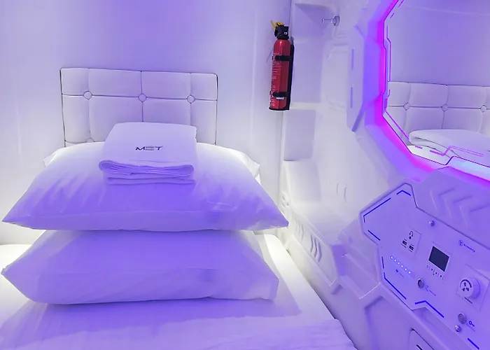 Hostel Met A Space Pod @phrom Phong Bangkok