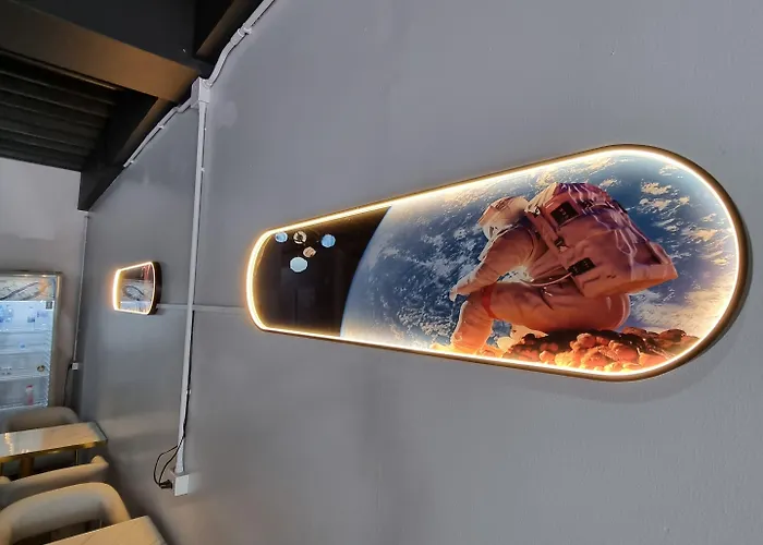 Met A Space Pod @phrom Phong *