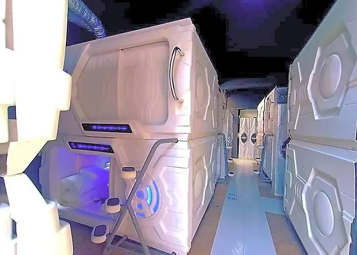 Hostel Met A Space Pod @phrom Phong