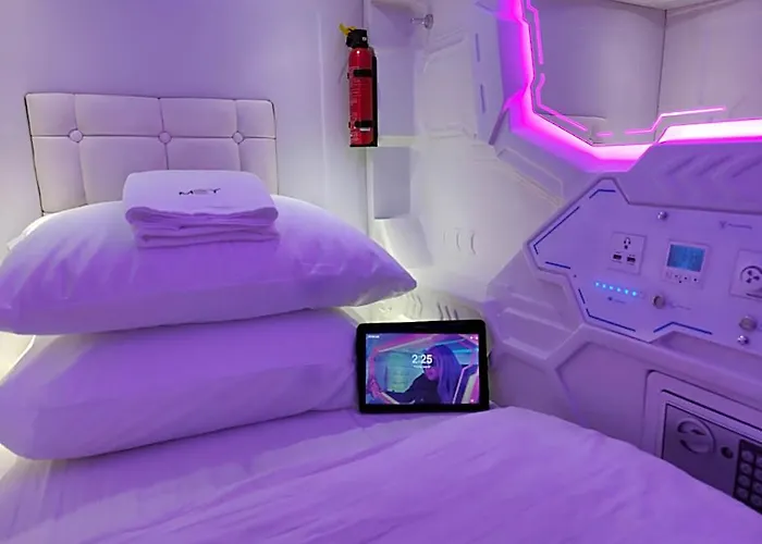 Hostel Met A Space Pod @phrom Phong