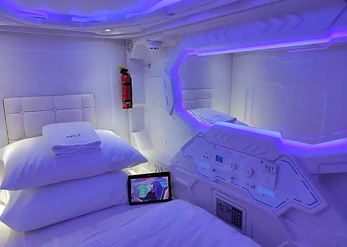 Hostel Met A Space Pod @phrom Phong