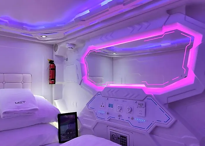 Met A Space Pod @phrom Phong *