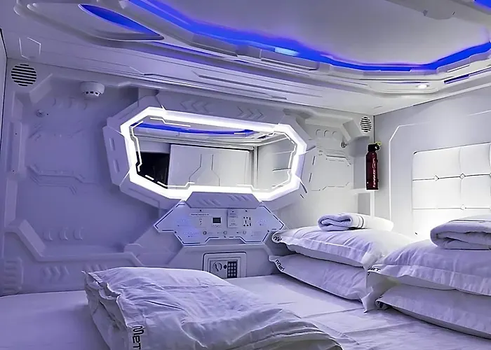 Hostel Met A Space Pod @phrom Phong